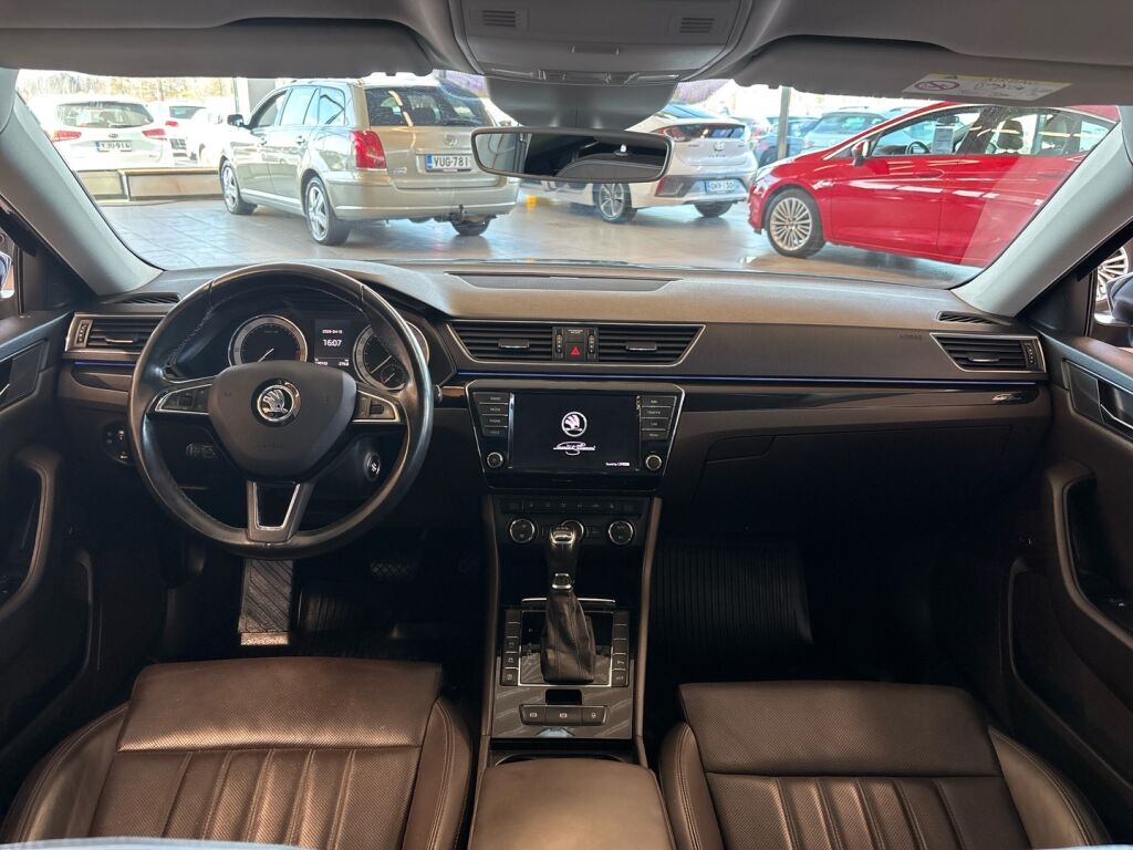 Skoda Superb 2016 Musta