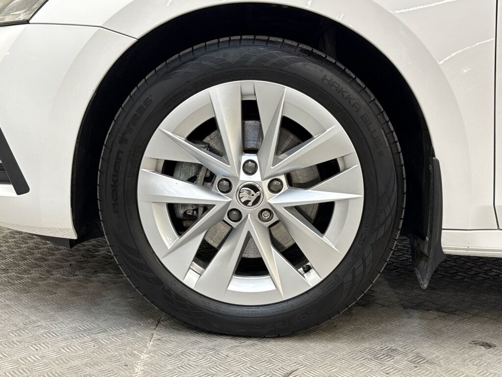 Skoda Octavia 2022 Valkoinen