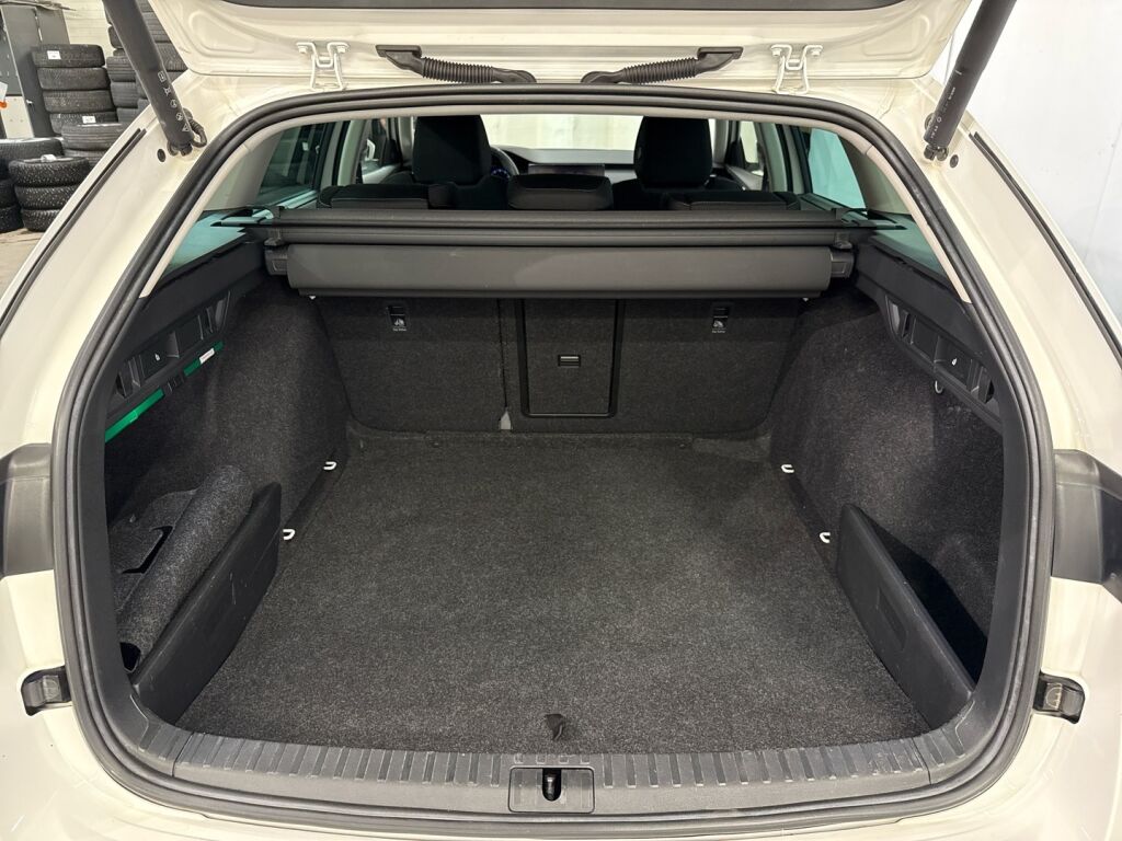 Skoda Octavia 2022 Valkoinen