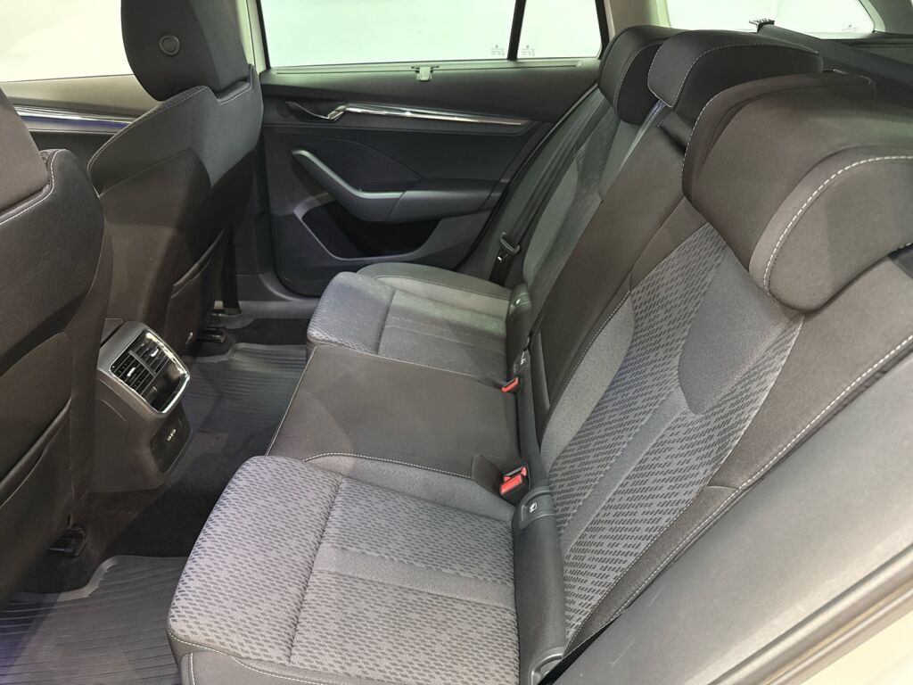 Skoda Octavia 2022 Valkoinen