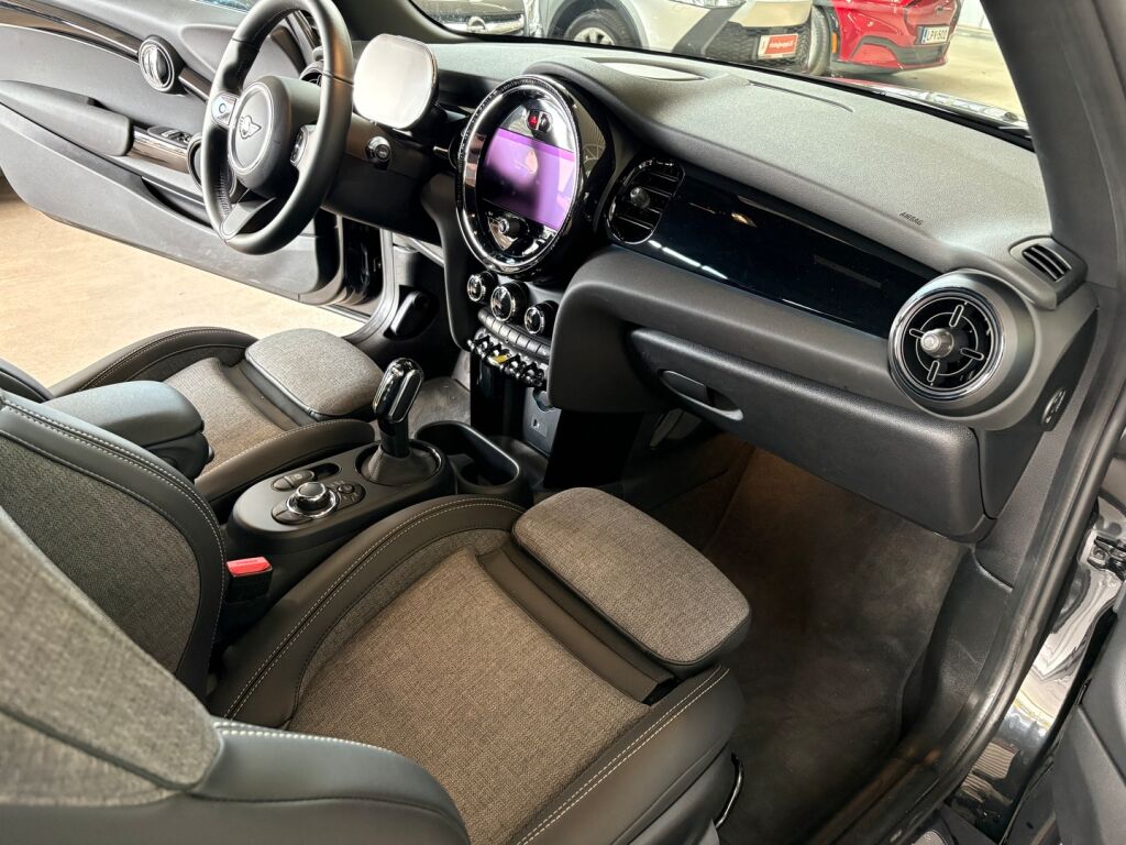 Mini Hatchback 2022 Musta