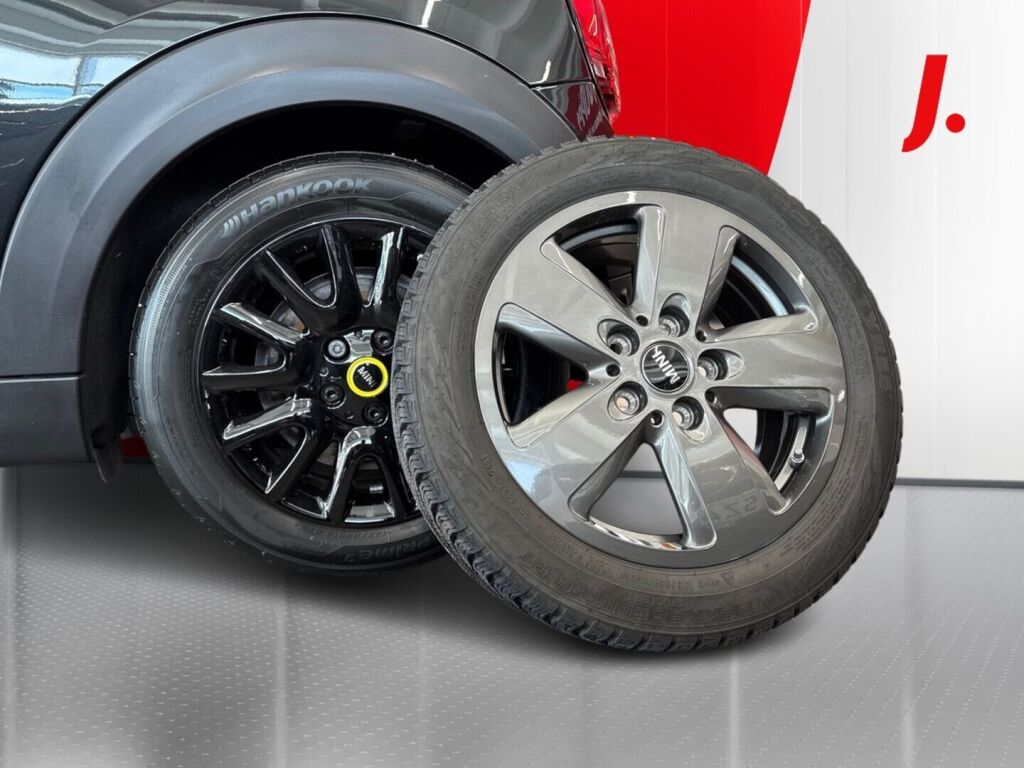 Mini Hatchback 2022 Musta