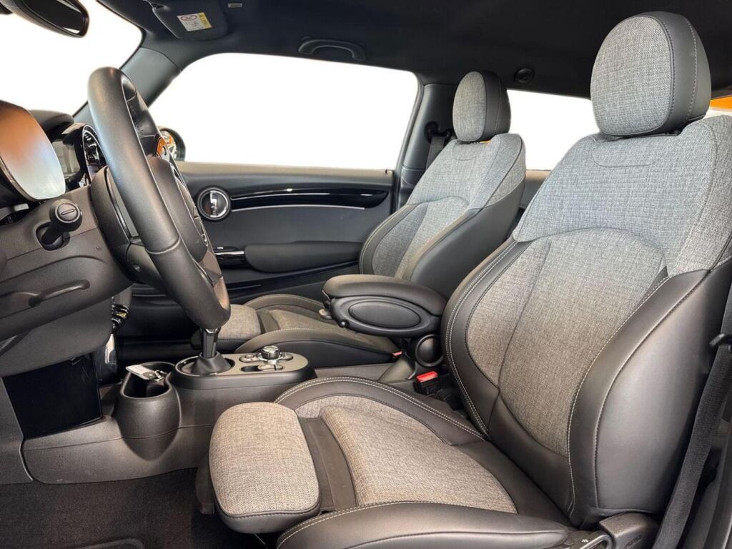 Mini Hatchback 2022 Musta