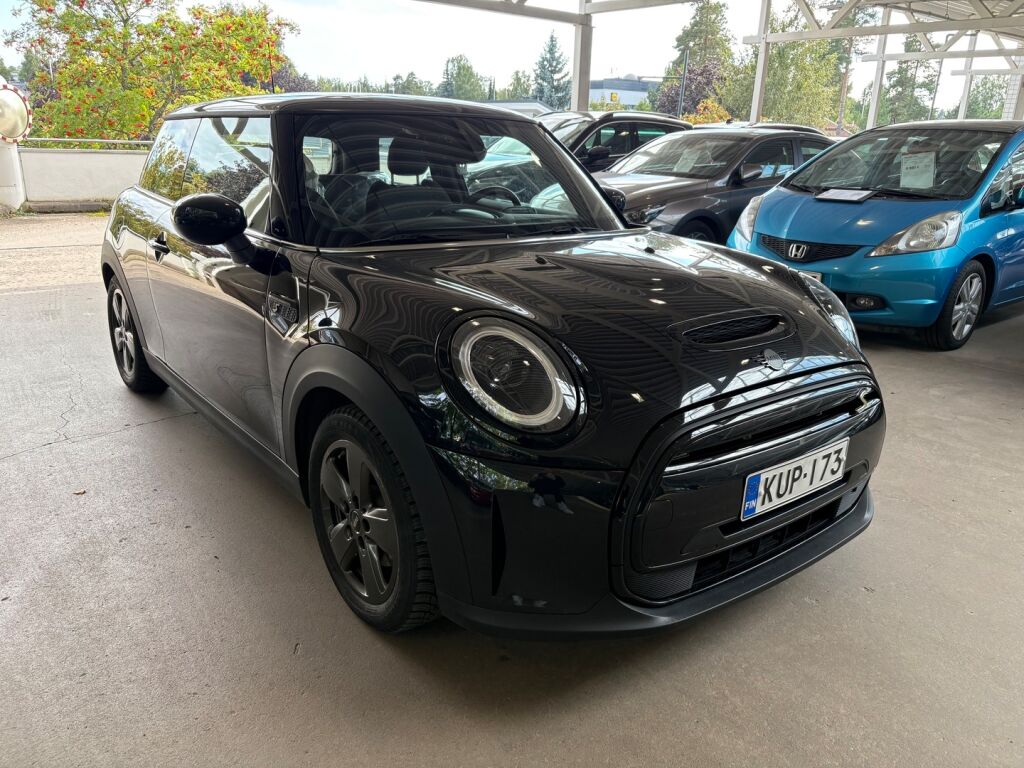 Mini Hatchback 2022 Musta