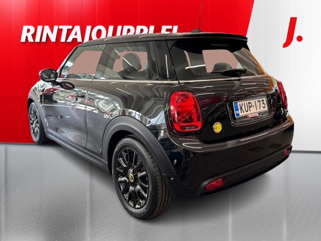 Mini Hatchback 2022 Musta