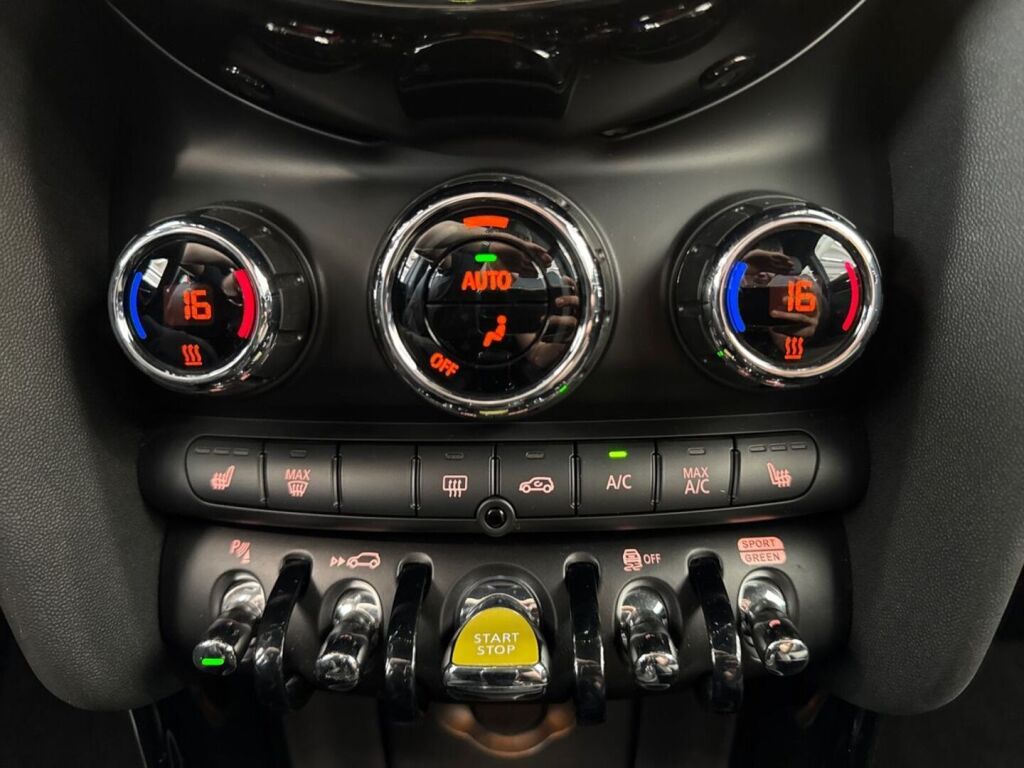 Mini Hatchback 2022 Musta