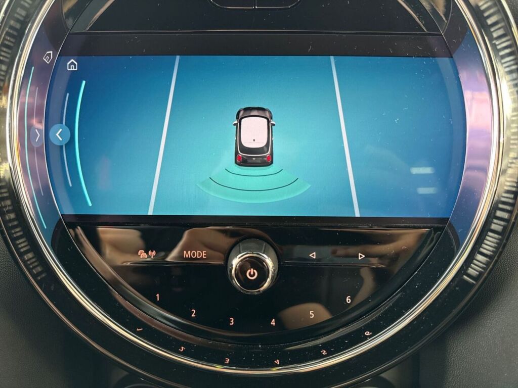 Mini Hatchback 2022 Musta
