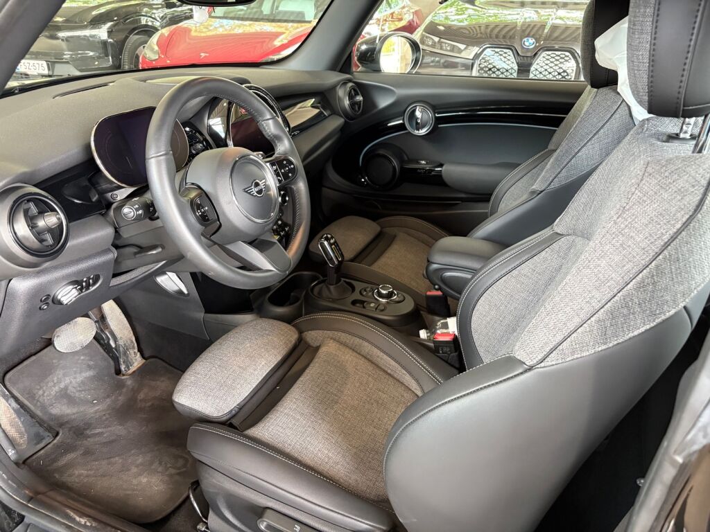 Mini Hatchback 2022 Musta