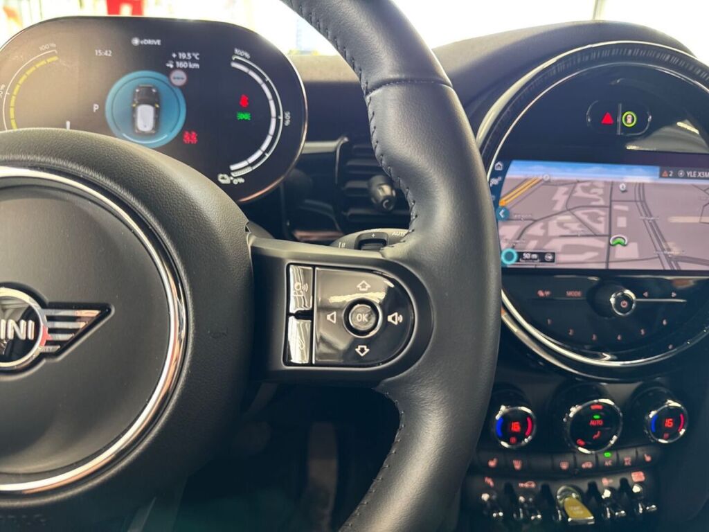 Mini Hatchback 2022 Musta