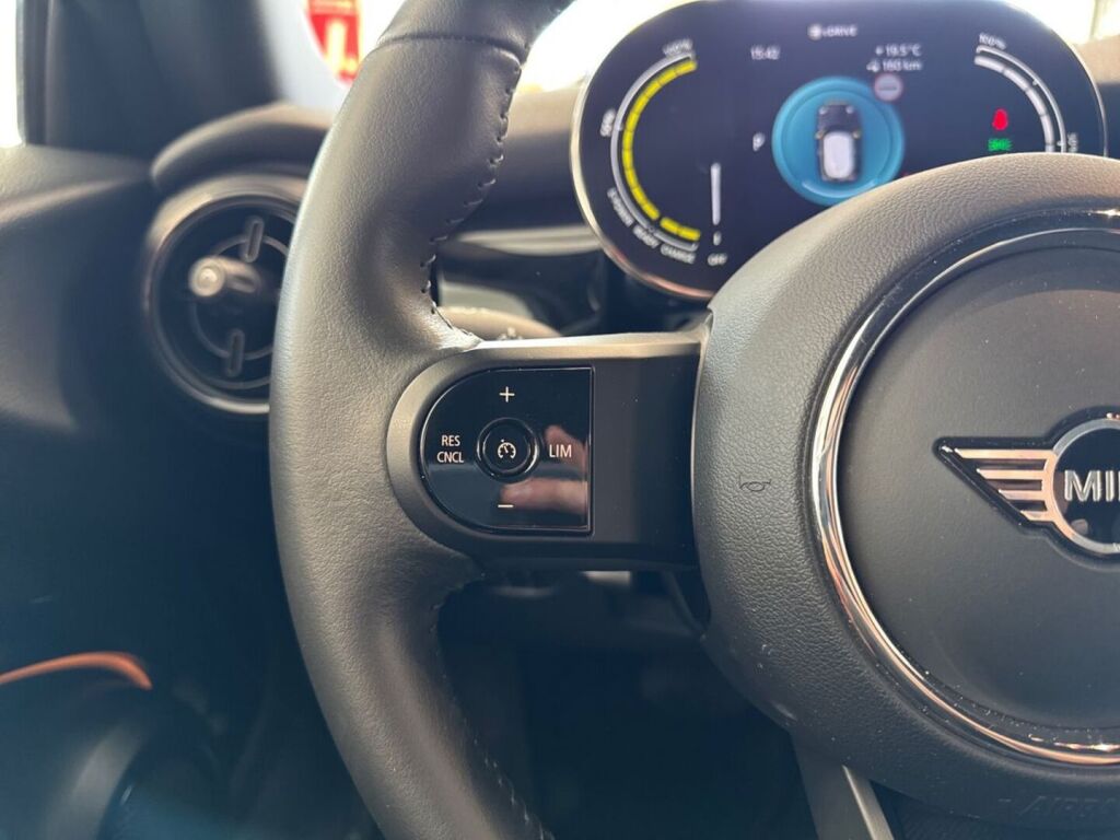 Mini Hatchback 2022 Musta