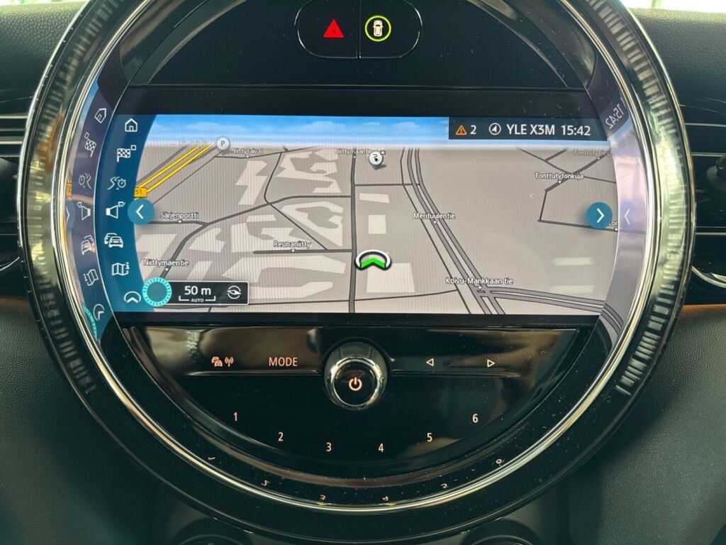Mini Hatchback 2022 Musta
