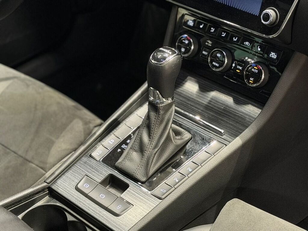 Skoda Superb 2022 Musta