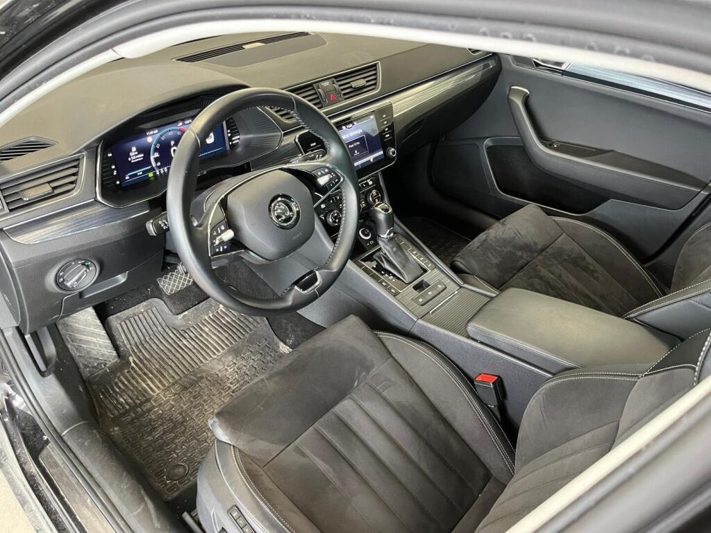 Skoda Superb 2022 Musta