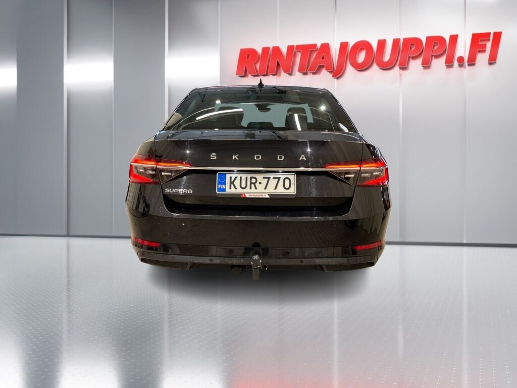 Skoda Superb 2022 Musta