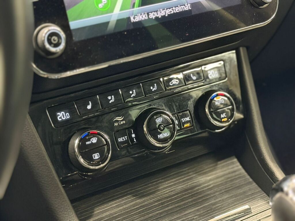 Skoda Superb 2022 Musta