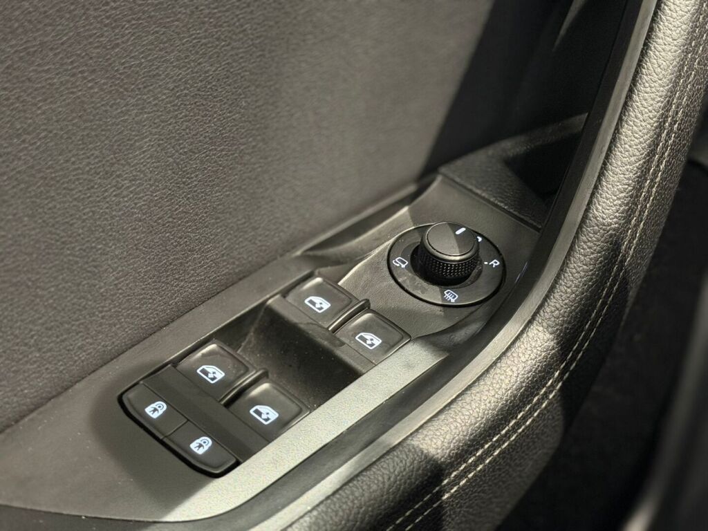 Skoda Superb 2022 Musta