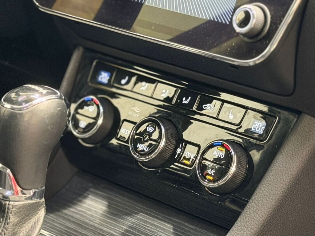 Skoda Superb 2022 Musta