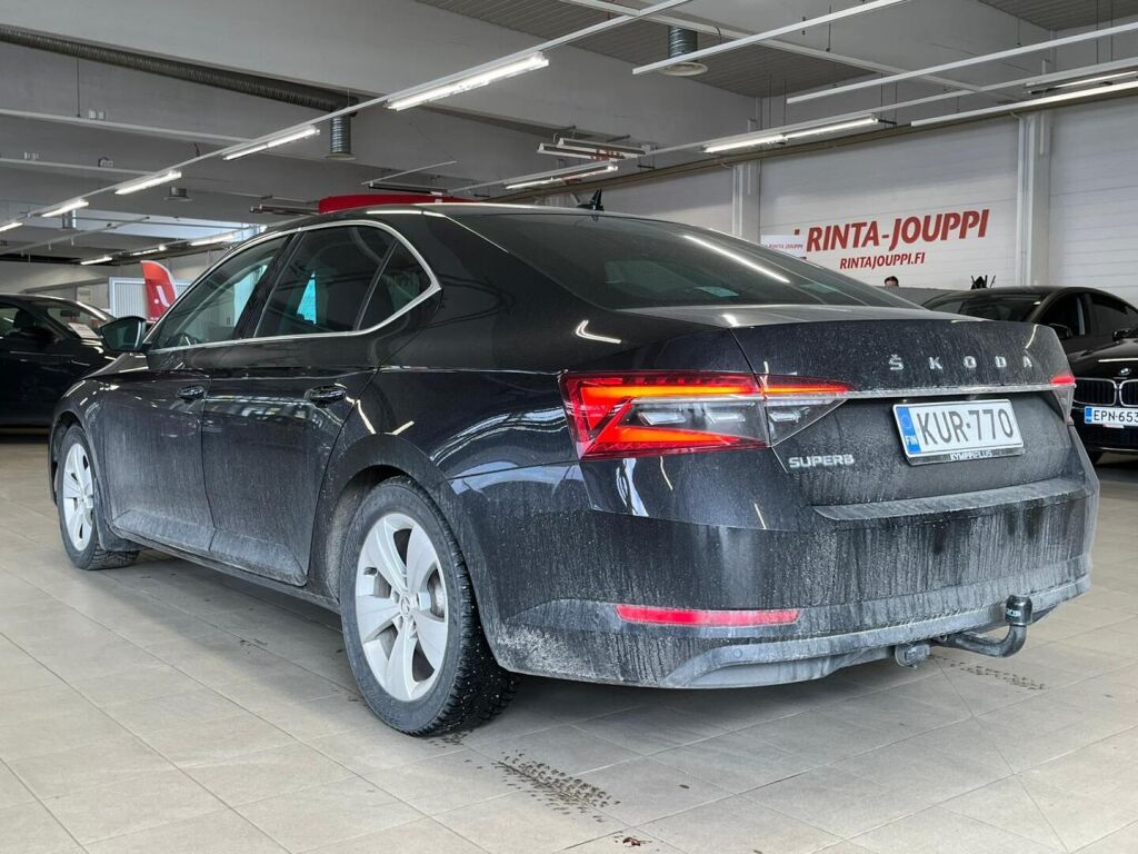 Skoda Superb 2022 Musta