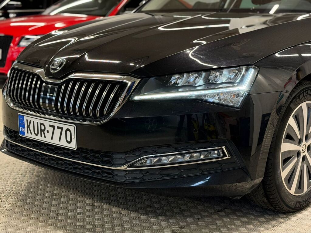 Skoda Superb 2022 Musta