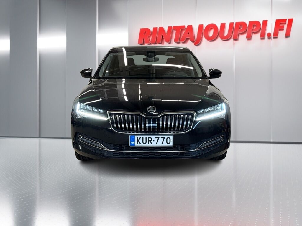 Skoda Superb 2022 Musta