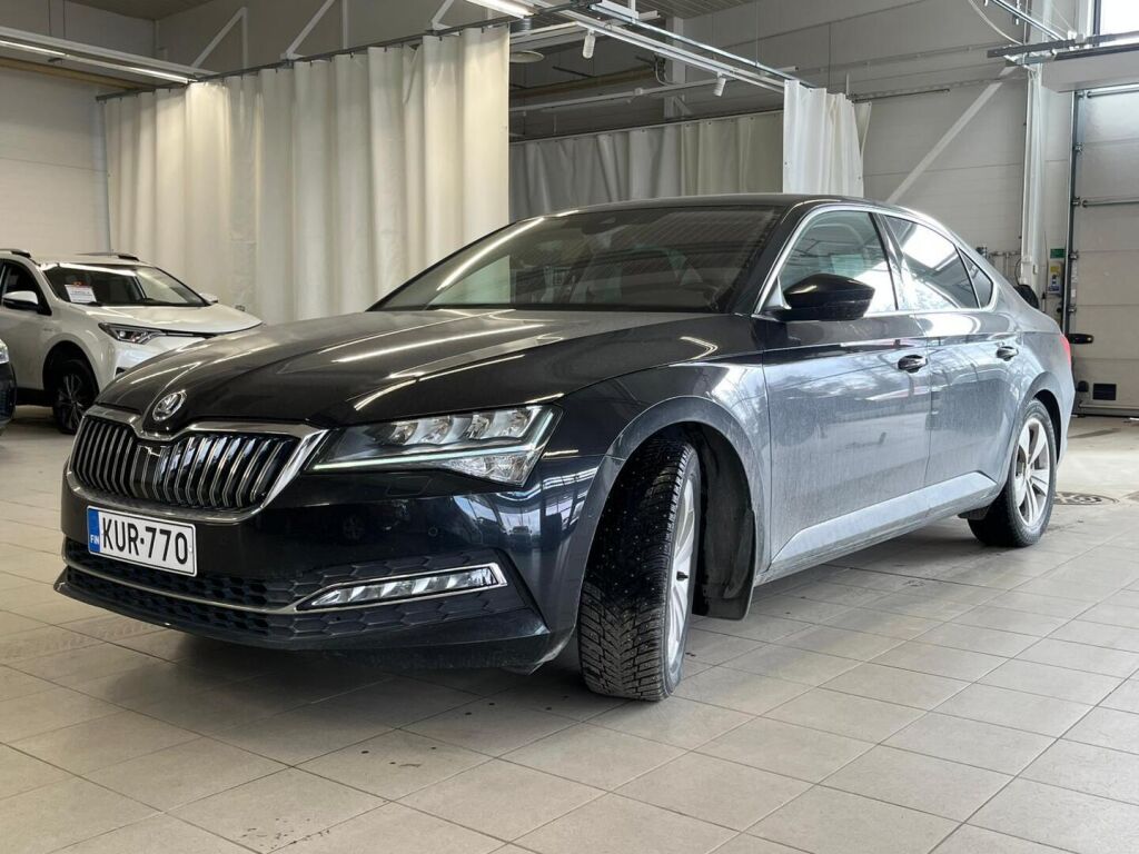 Skoda Superb 2022 Musta