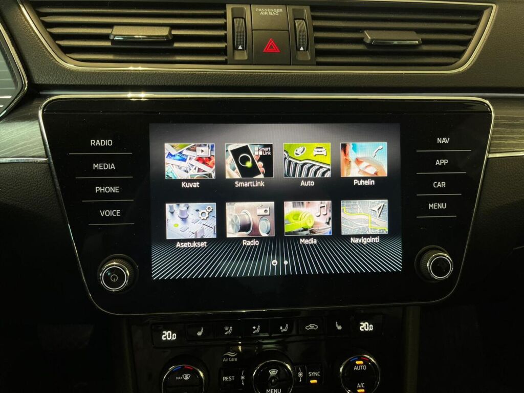 Skoda Superb 2022 Musta