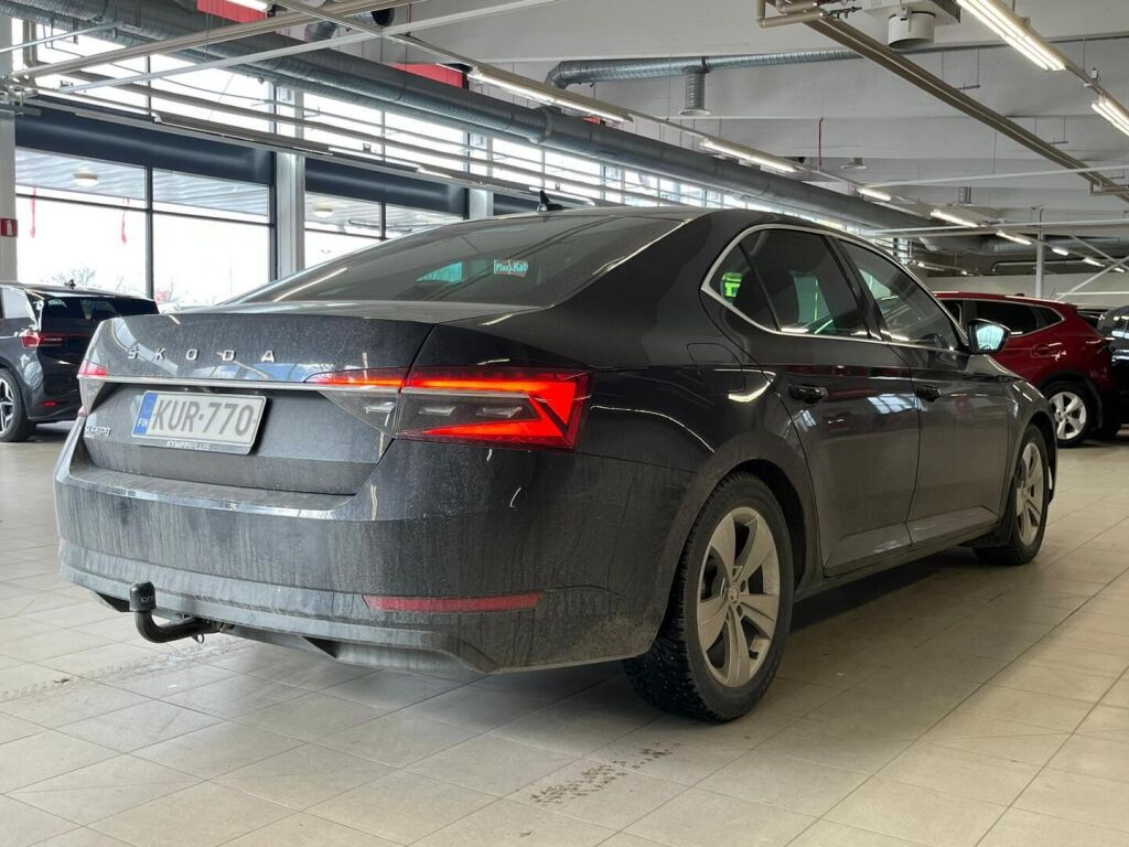 Skoda Superb 2022 Musta
