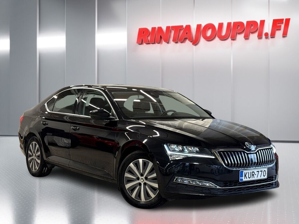 Skoda Superb 2022 Musta