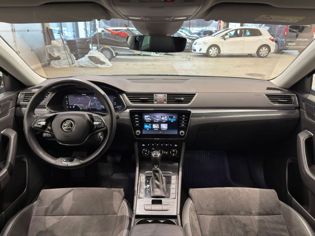 Skoda Superb 2022 Musta