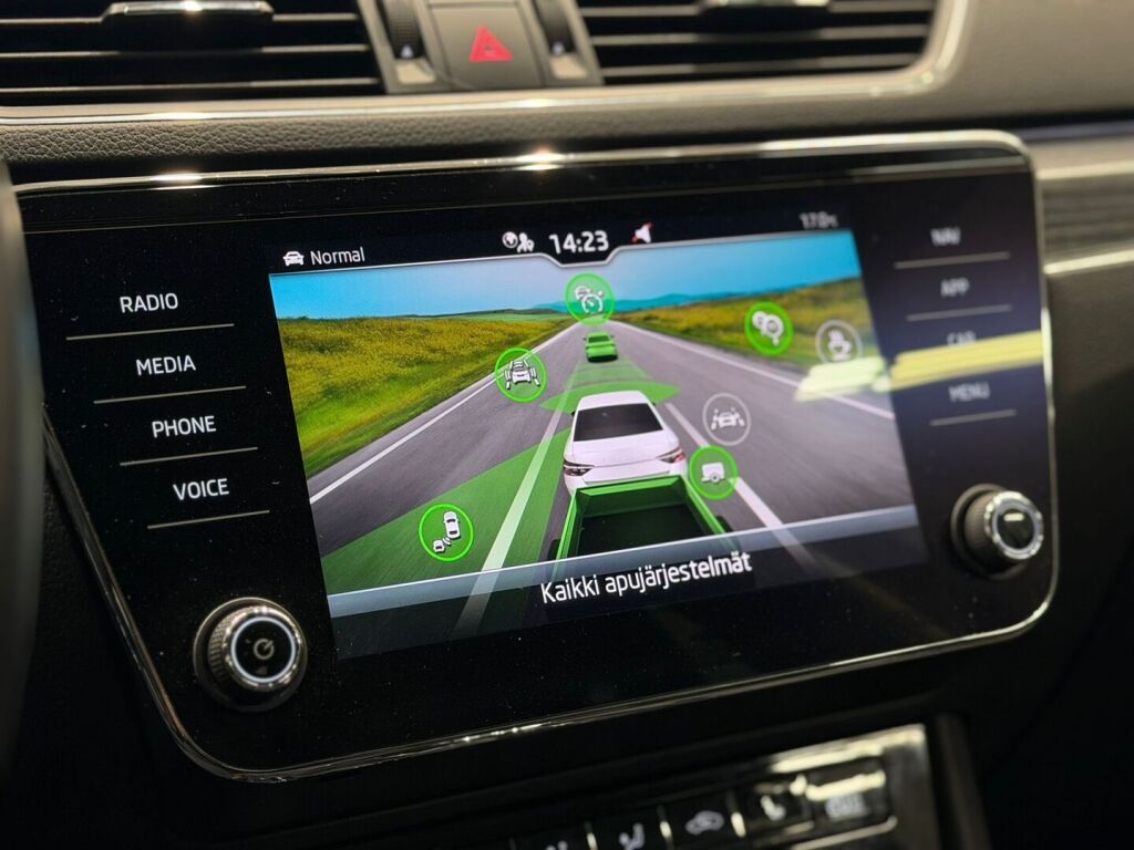 Skoda Superb 2022 Musta