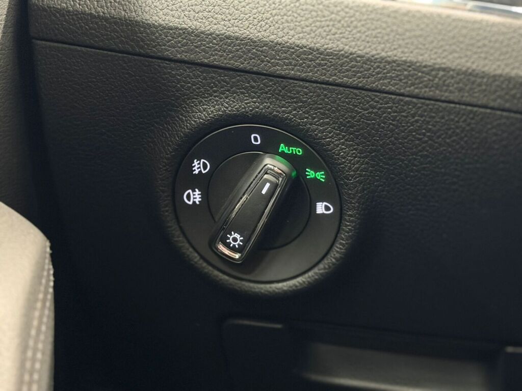 Skoda Superb 2022 Musta