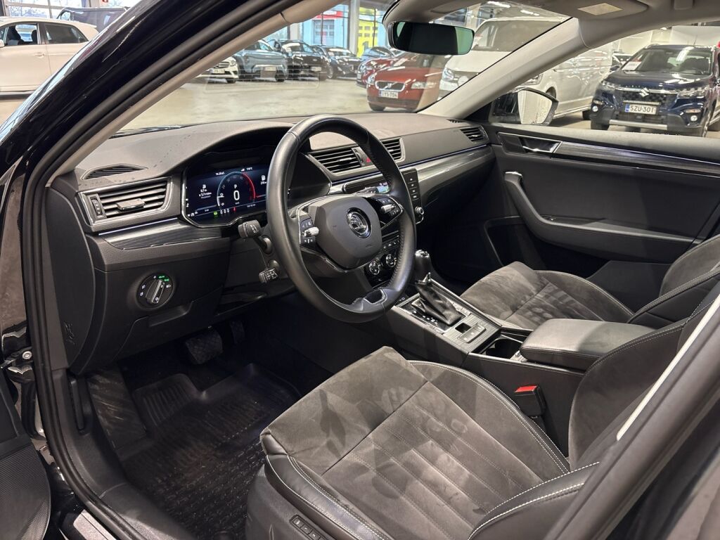 Skoda Superb 2022 Musta