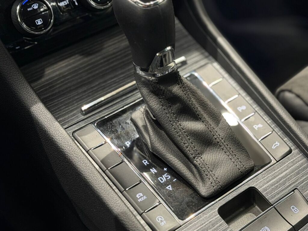 Skoda Superb 2022 Musta