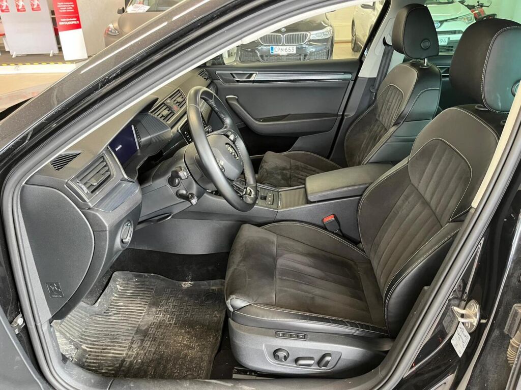 Skoda Superb 2022 Musta