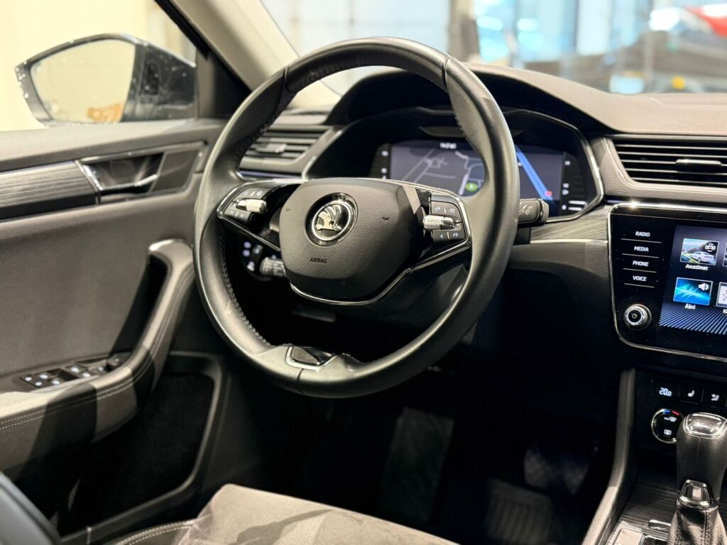 Skoda Superb 2022 Musta