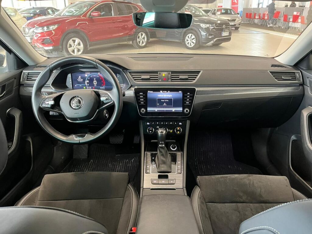 Skoda Superb 2022 Musta