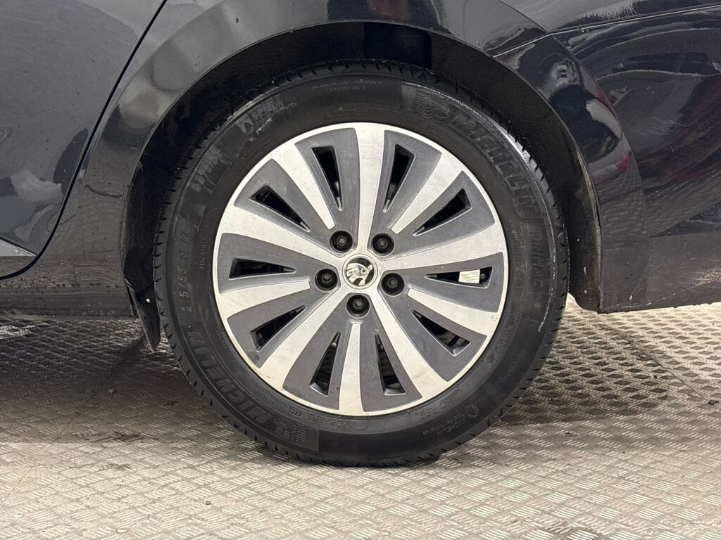 Skoda Superb 2022 Musta
