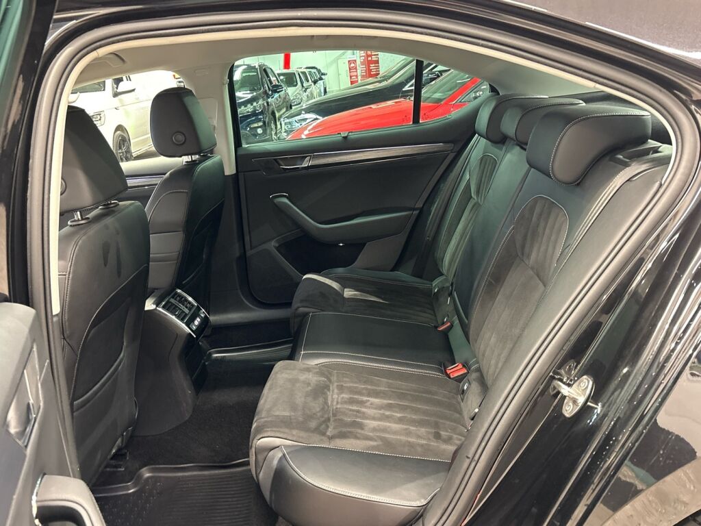 Skoda Superb 2022 Musta