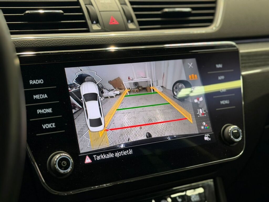 Skoda Superb 2022 Musta