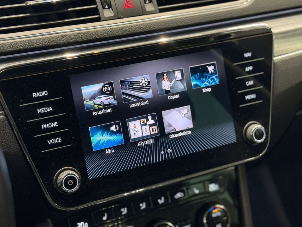 Skoda Superb 2022 Musta