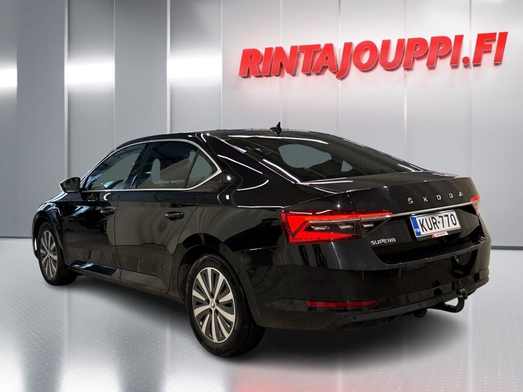 Skoda Superb 2022 Musta