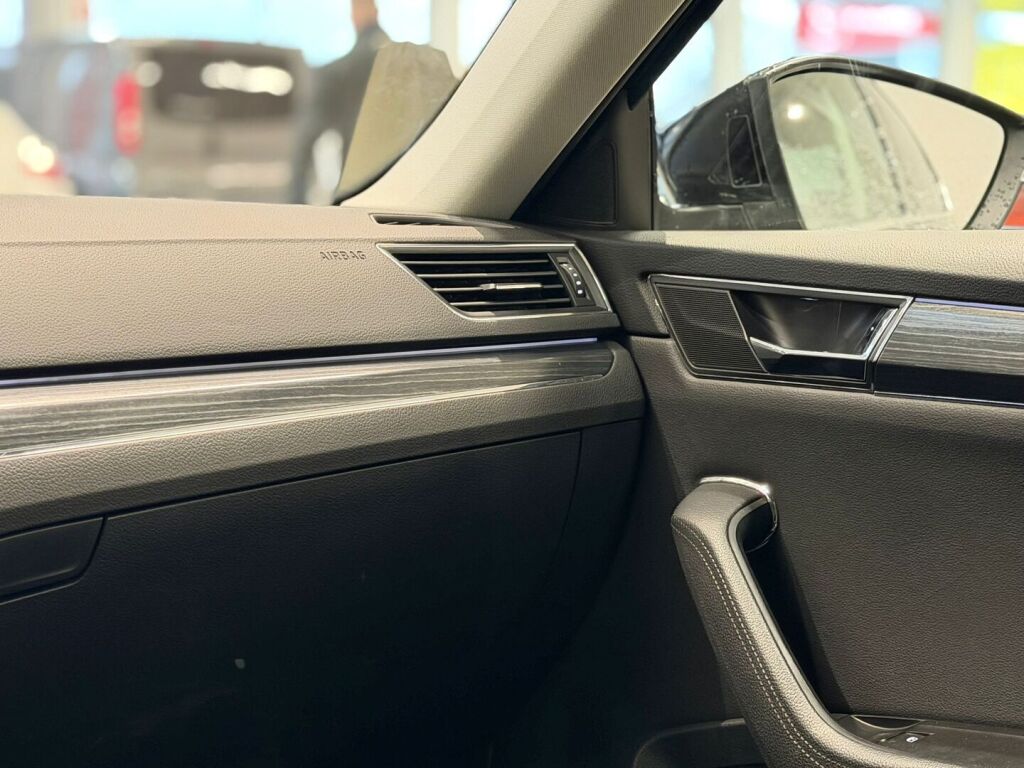 Skoda Superb 2022 Musta