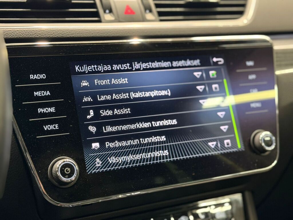 Skoda Superb 2022 Musta
