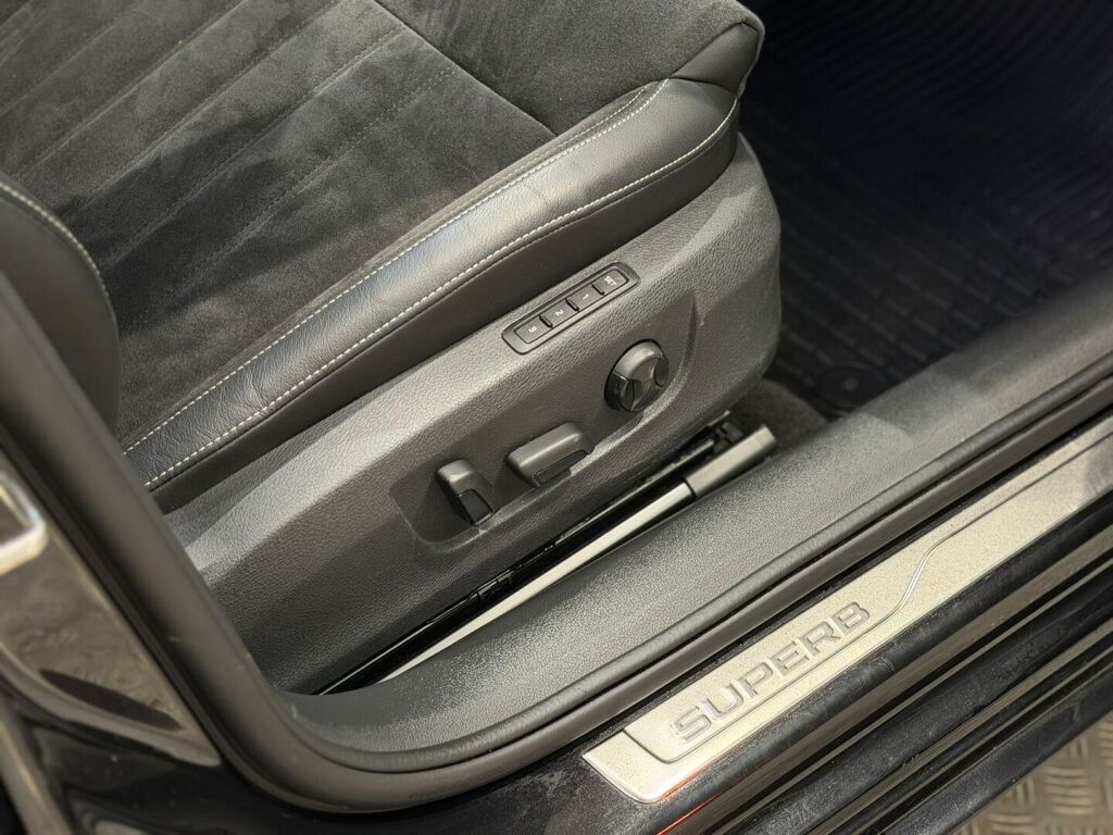 Skoda Superb 2022 Musta