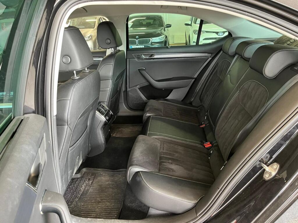 Skoda Superb 2022 Musta