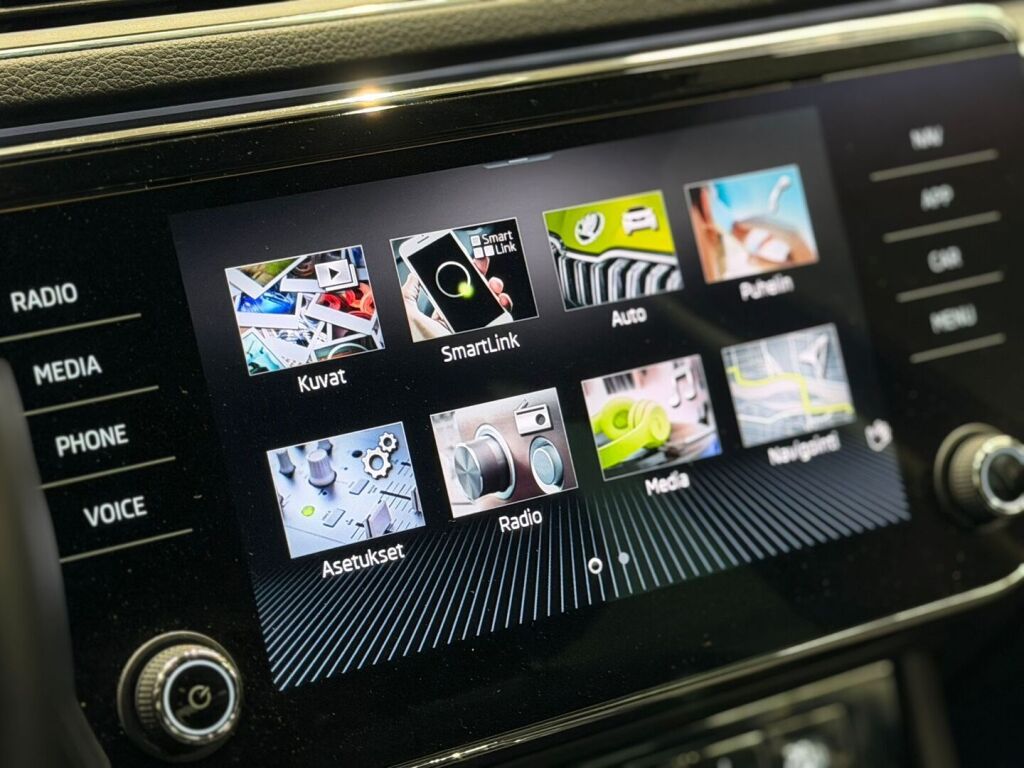 Skoda Superb 2022 Musta