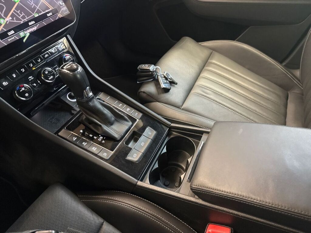 Skoda Superb 2023 Musta