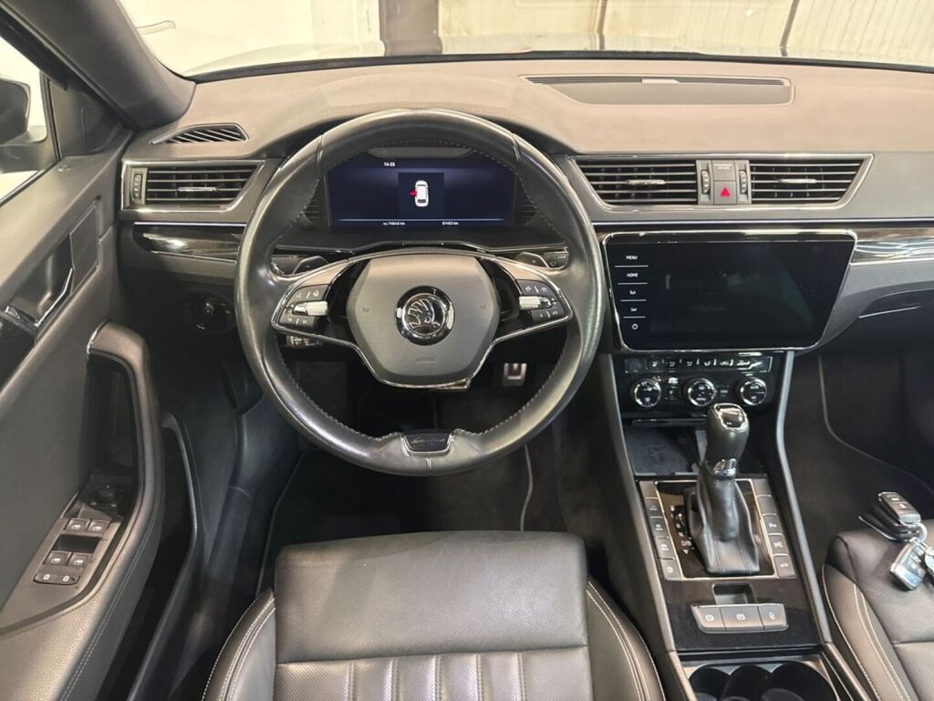 Skoda Superb 2023 Musta