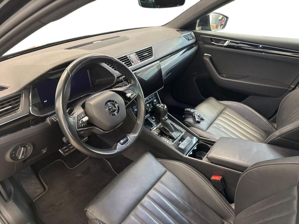 Skoda Superb 2023 Musta