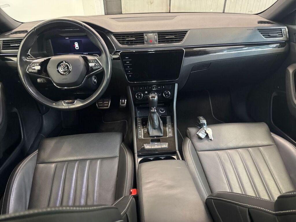 Skoda Superb 2023 Musta